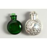 A VICTORIAN GREEN GLASS SCENT BOTTLE AND STOPPER in a folding silver case. London 1898. Maker W.C.