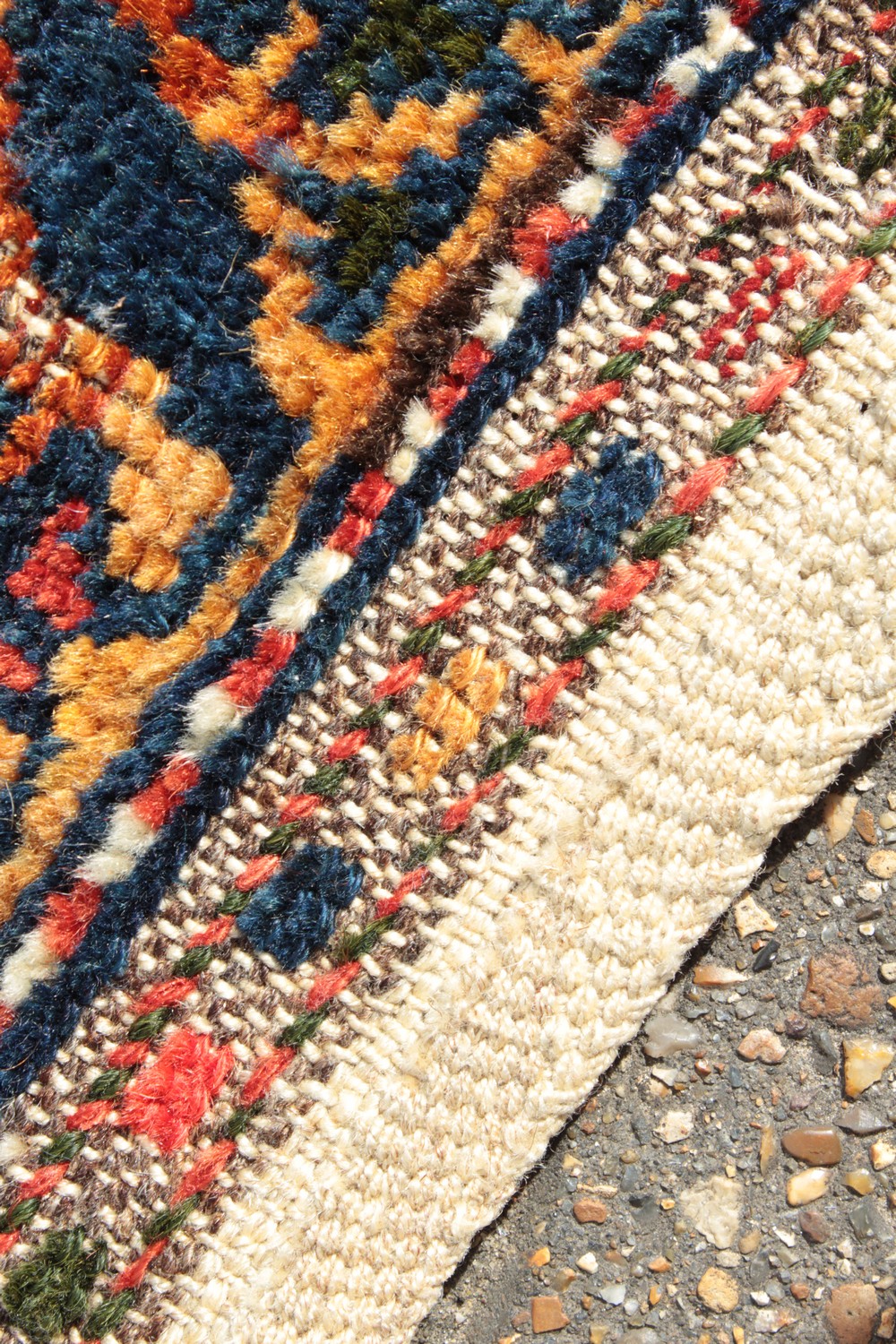 A KURDISH PERSIAN TRIBAL RUG with a key row of motifs on a white ground within a red and blue three - Image 3 of 6