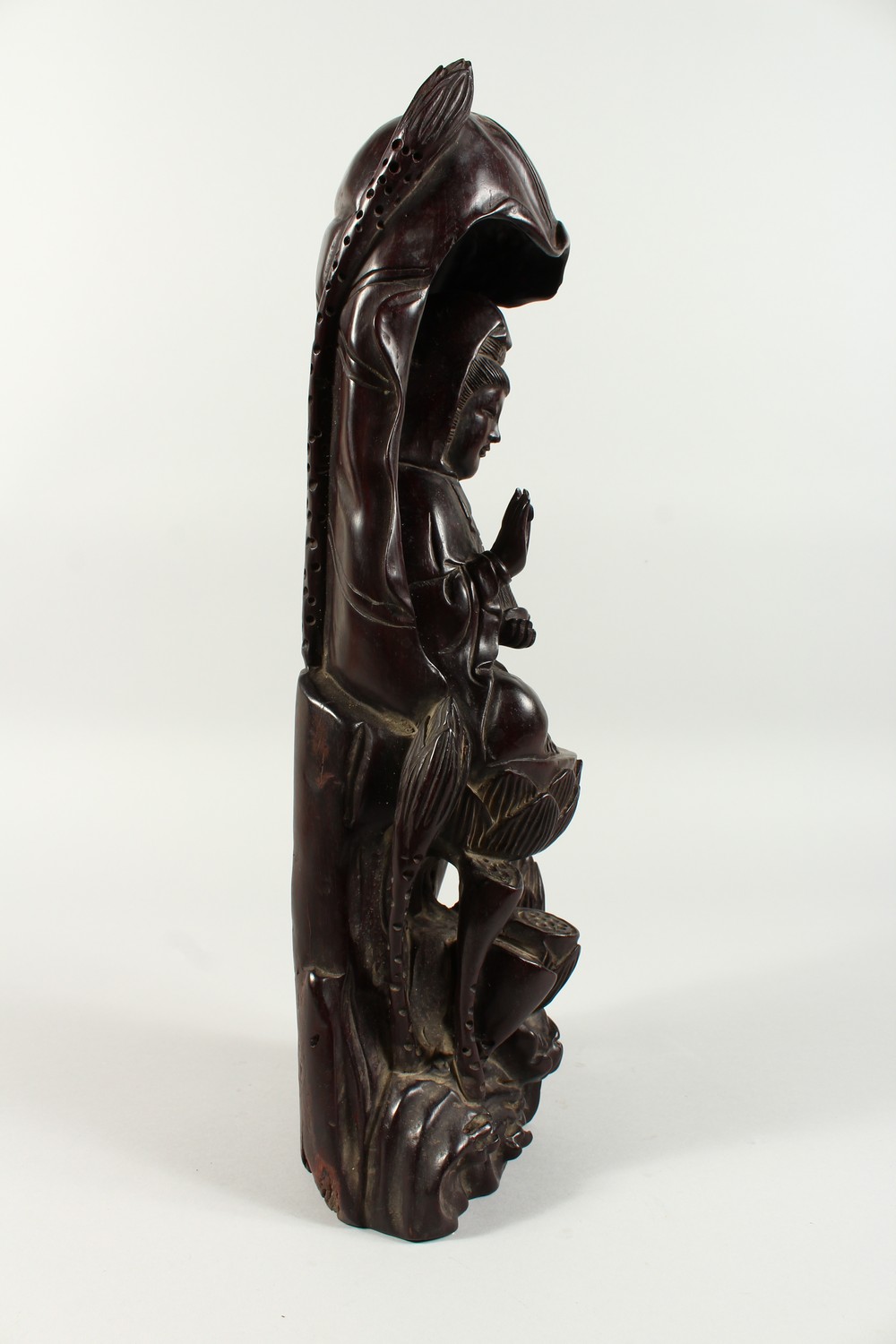 A LARGE CHINESE CARVED WOOD FIGURE OF GUANYIN. 18ins high. - Image 4 of 6