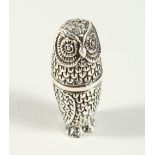 A NOVELTY SILVER OWL NEEDLE CASE AND THIMBLE. 5cms long.