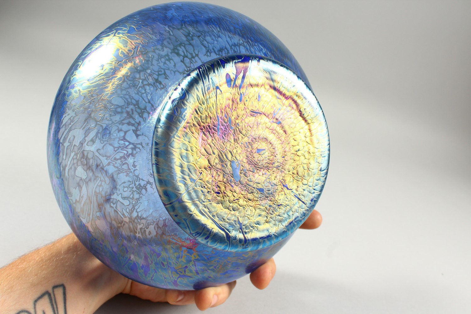 A VERY GOOD LOETZ TYPE BLUE AND GOLD SPECKLED CIRCULAR PEDESTAL BOWL. 20cms diameter x 11cms high. - Image 6 of 7