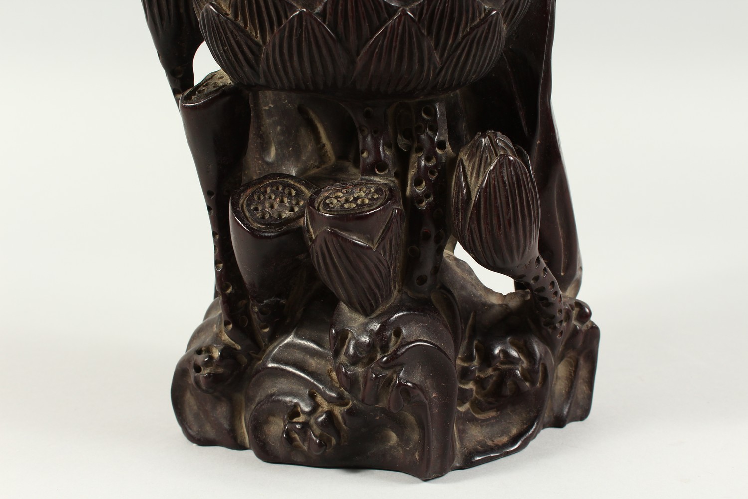 A LARGE CHINESE CARVED WOOD FIGURE OF GUANYIN. 18ins high. - Image 3 of 6