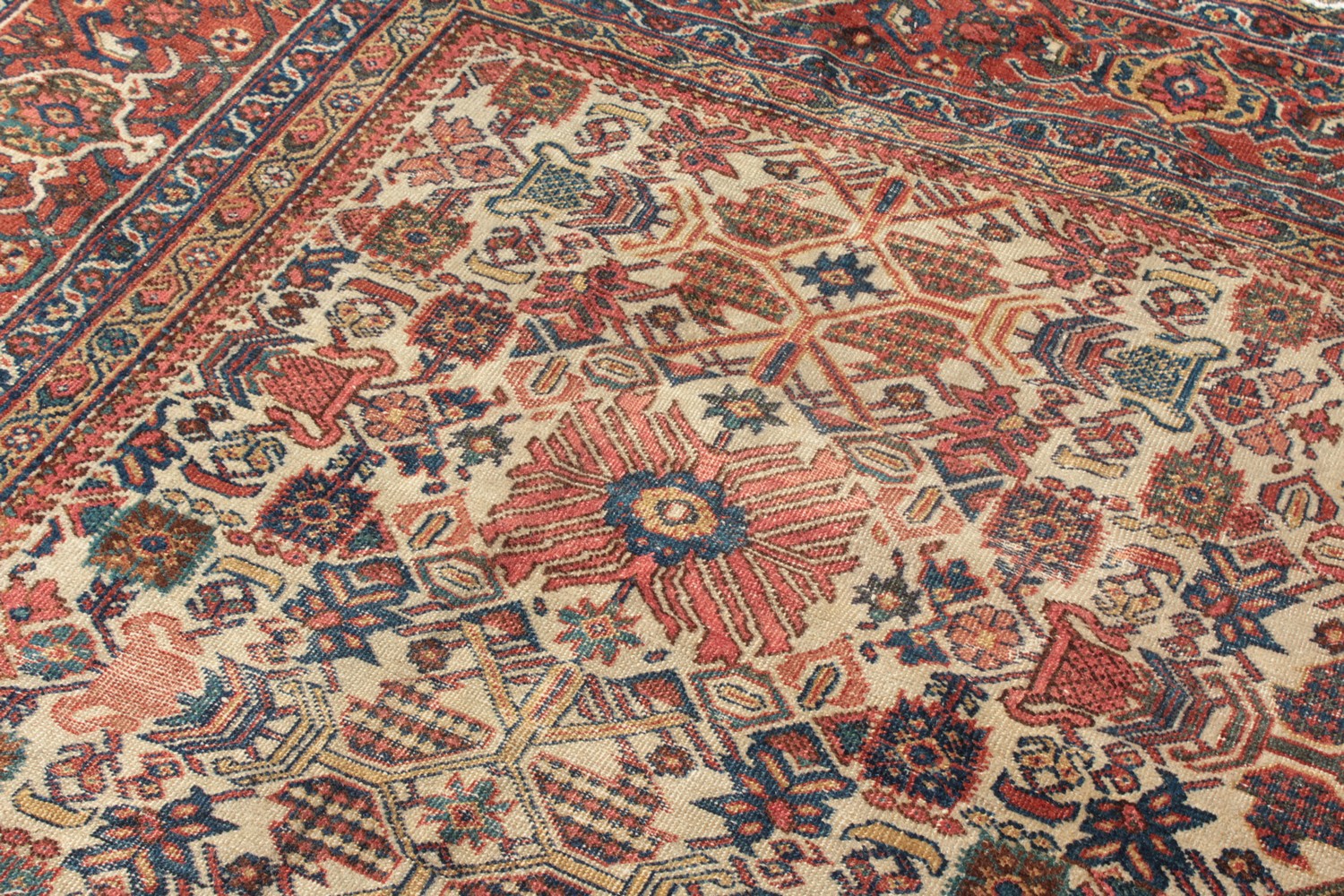 A VERY LARGE PERSIAN MAHAL CARPET. 15ft x 10ft 6ins. - Image 7 of 17