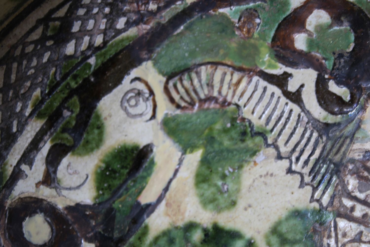 A 12TH-13TH CENTURY GARUS GLAZED POTTERY BOWL bearing a rams image amongst foliage. - Image 6 of 6