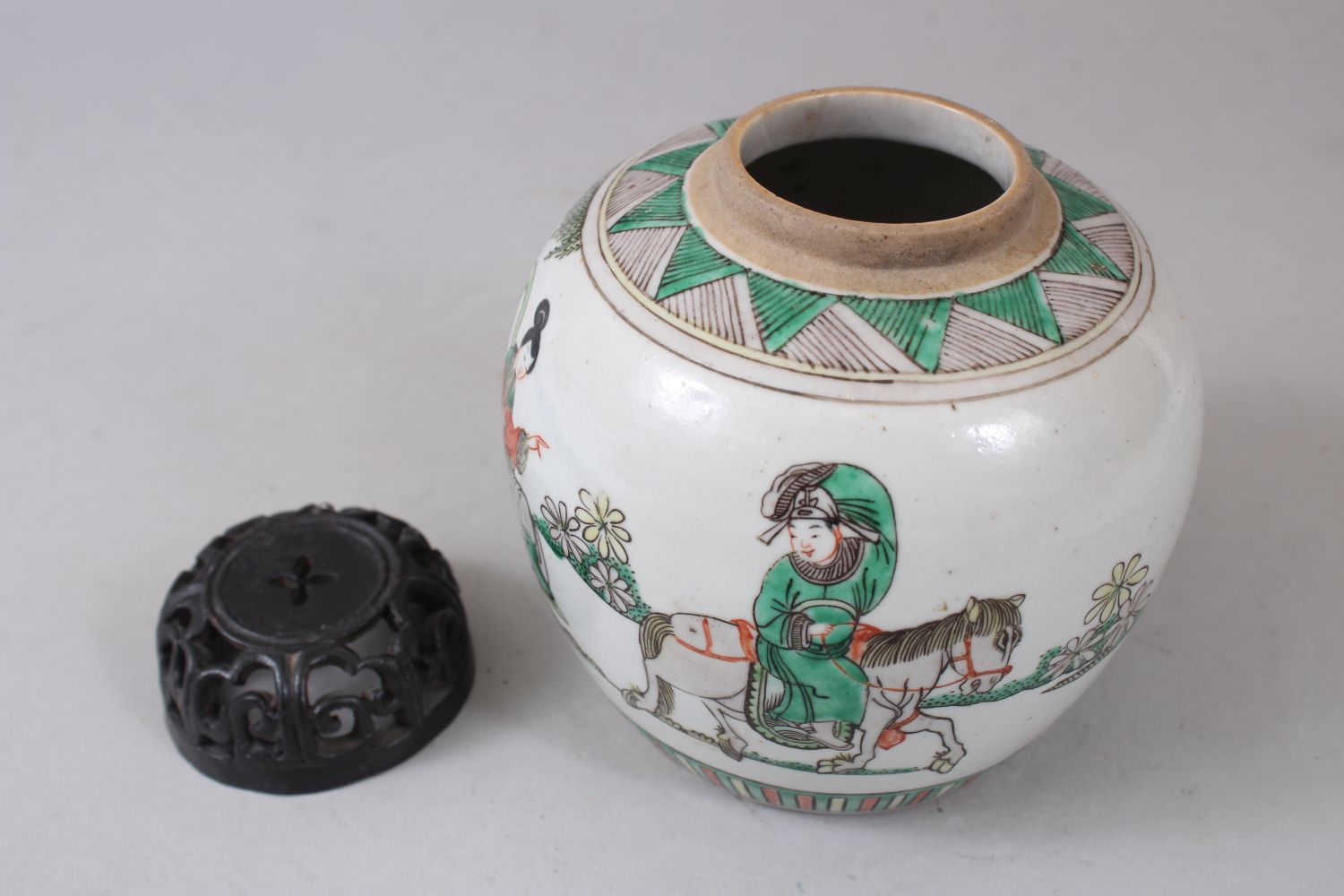 A SMALL 20TH CENTURY CHINESE FAMILLE VERTE GINGER JAR with wooden cover, 14cm high. - Image 5 of 6