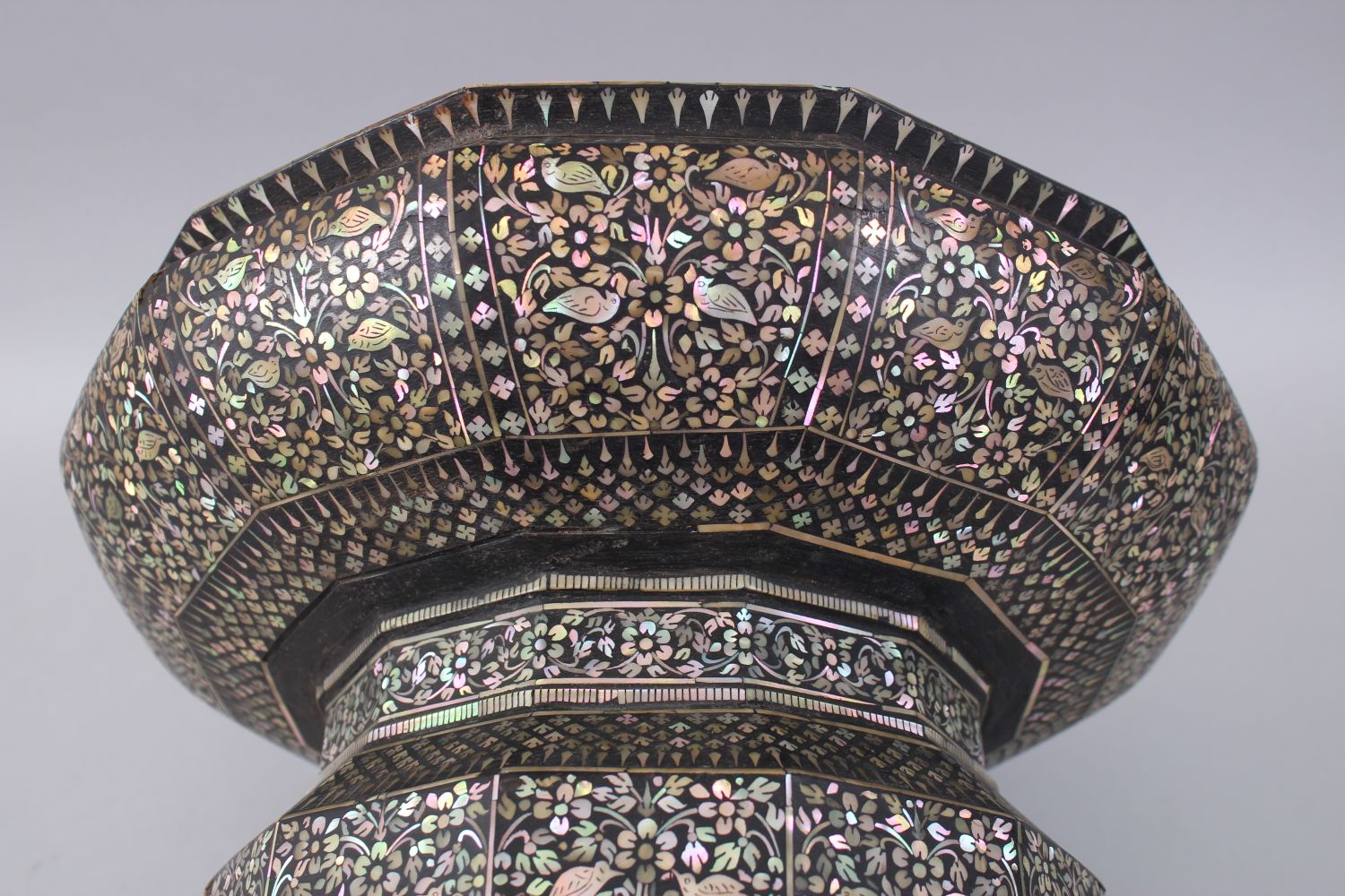 A LARGE 19TH CENTURY THAI MOTHER OF PEARL INLAID LACQUERED TWELVE SIDED PEDESTAL BOWL, 36cm diameter - Image 4 of 7