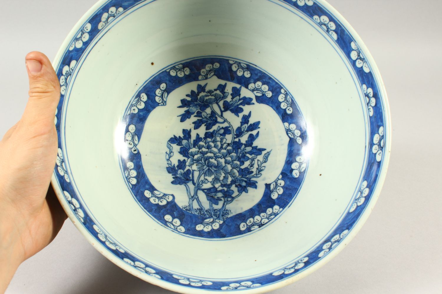 A LARGE 19TH CENTURY CHINESE BLUE & WHITE PRUNUS BOWL, 27.5cm diameter x 11.4cm high. - Image 6 of 9