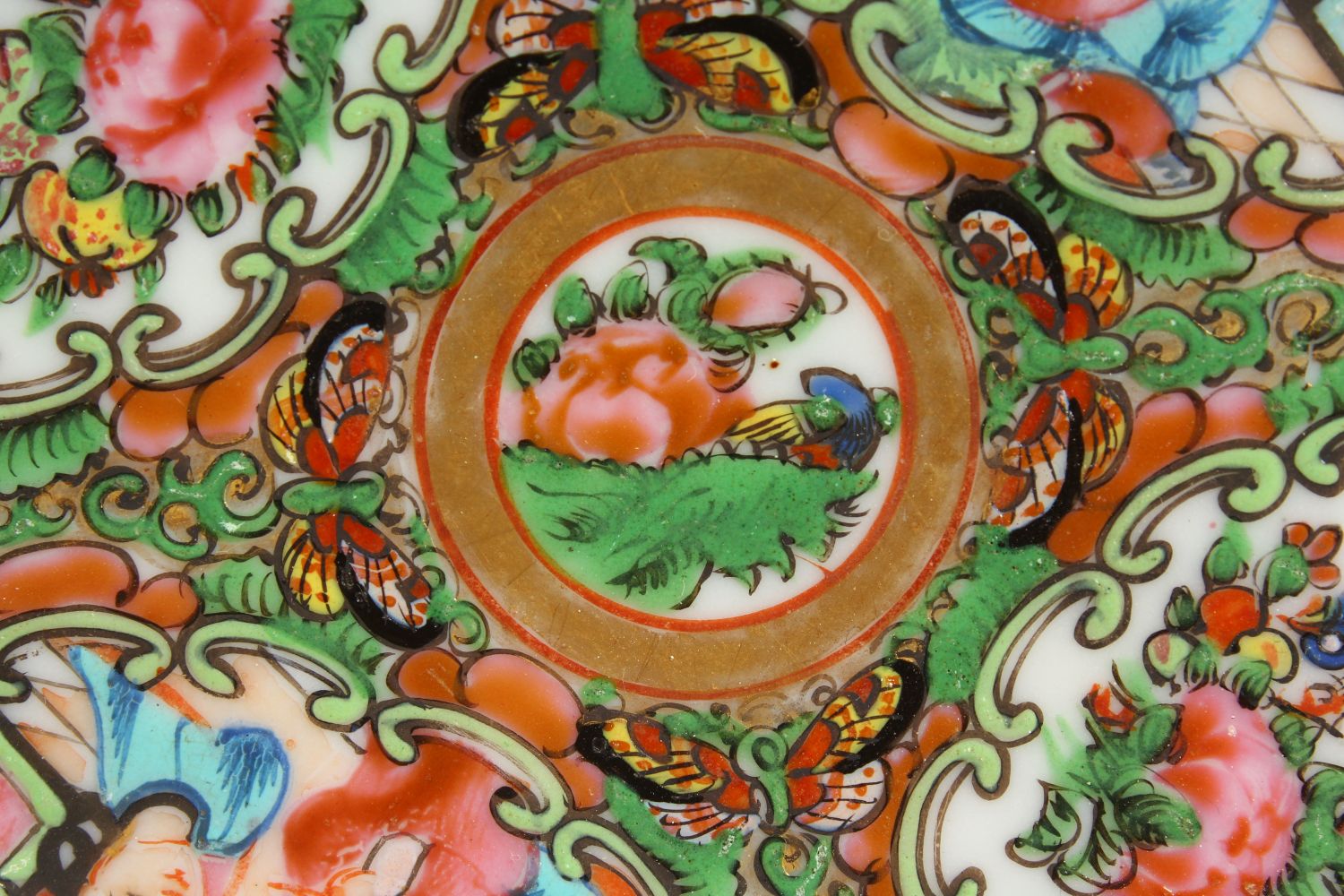 A SET OF THREE CANTON CIRCULAR PLATES pierced, with flowers. 6ins diameter. - Image 6 of 7