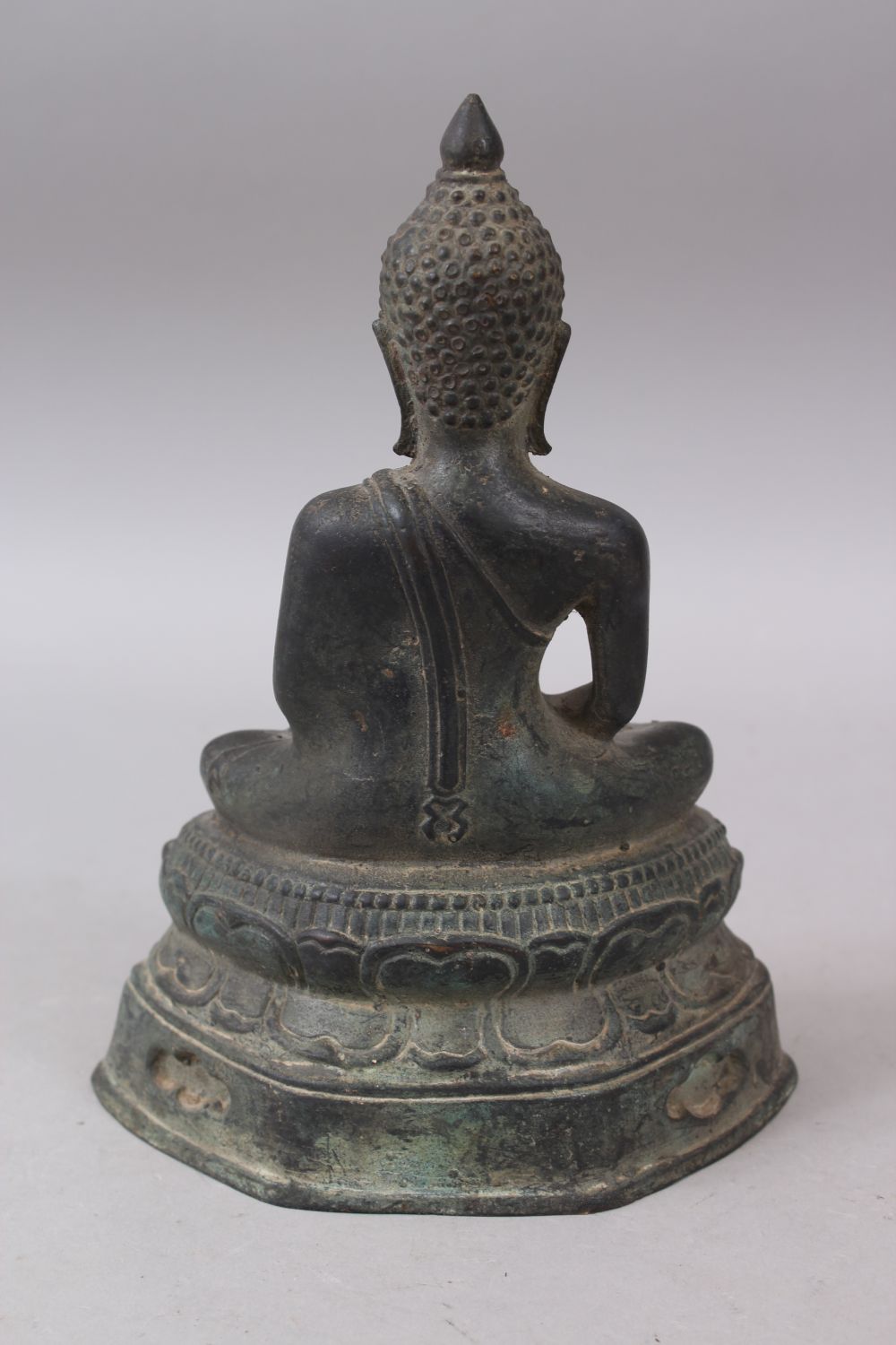 A SMALL BRONZE THAI BUDDHA / DEITY, 23.5cm high x 17cm wide - Image 3 of 5