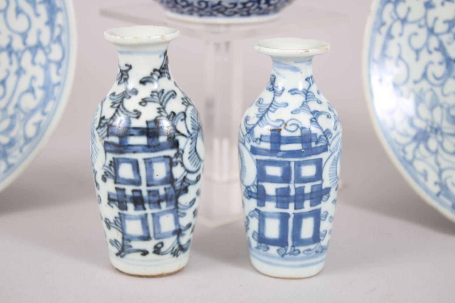 A MIXED LOT OF 19TH CENTURY CHINESE BLUE & WHITE PORCELAIN PLATES / VASES / BOX & COVER, - Image 4 of 9