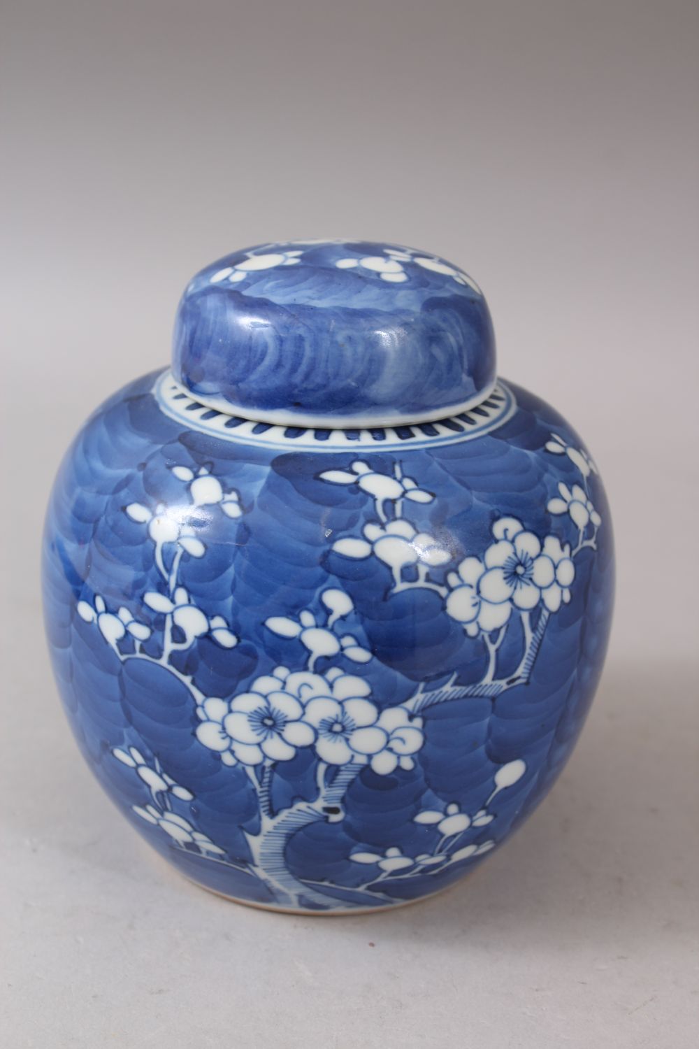 A SMALL 19TH CENTURY CHINESE BLUE AND WHITE PRUNUS PATTERN GINGER JAR AND COVER, 14cm high. - Image 3 of 6