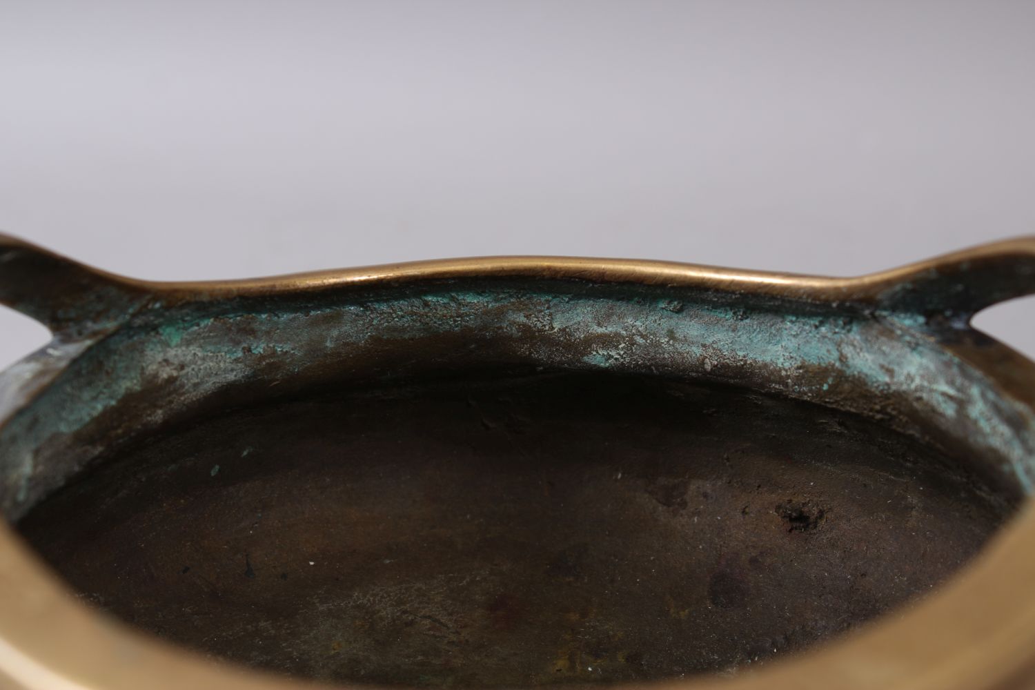 A 19TH CENTURY CHINESE BRONZE CIRCULAR CENSER with large seal mark, 17cm diameter. - Image 5 of 7