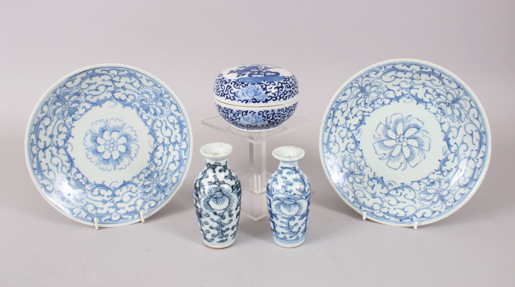A MIXED LOT OF 19TH CENTURY CHINESE BLUE & WHITE PORCELAIN PLATES / VASES / BOX & COVER,