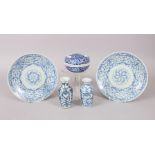 A MIXED LOT OF 19TH CENTURY CHINESE BLUE & WHITE PORCELAIN PLATES / VASES / BOX & COVER,
