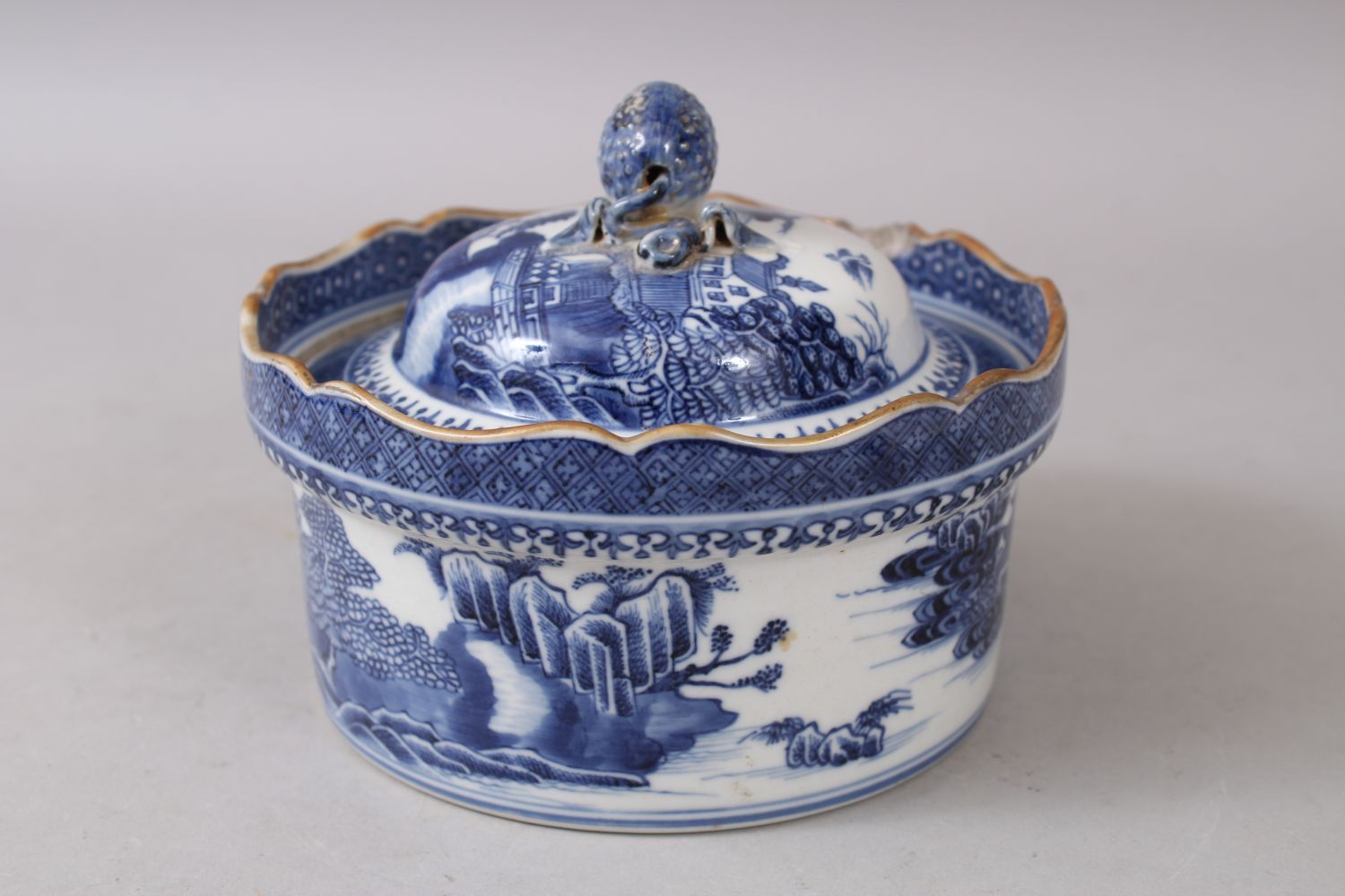 A CHINESE BLUE AND WHITE QIANLONG WILLOW PATTERN CIRCULAR BOWL AND COVER, 15cm diameter. - Image 4 of 6