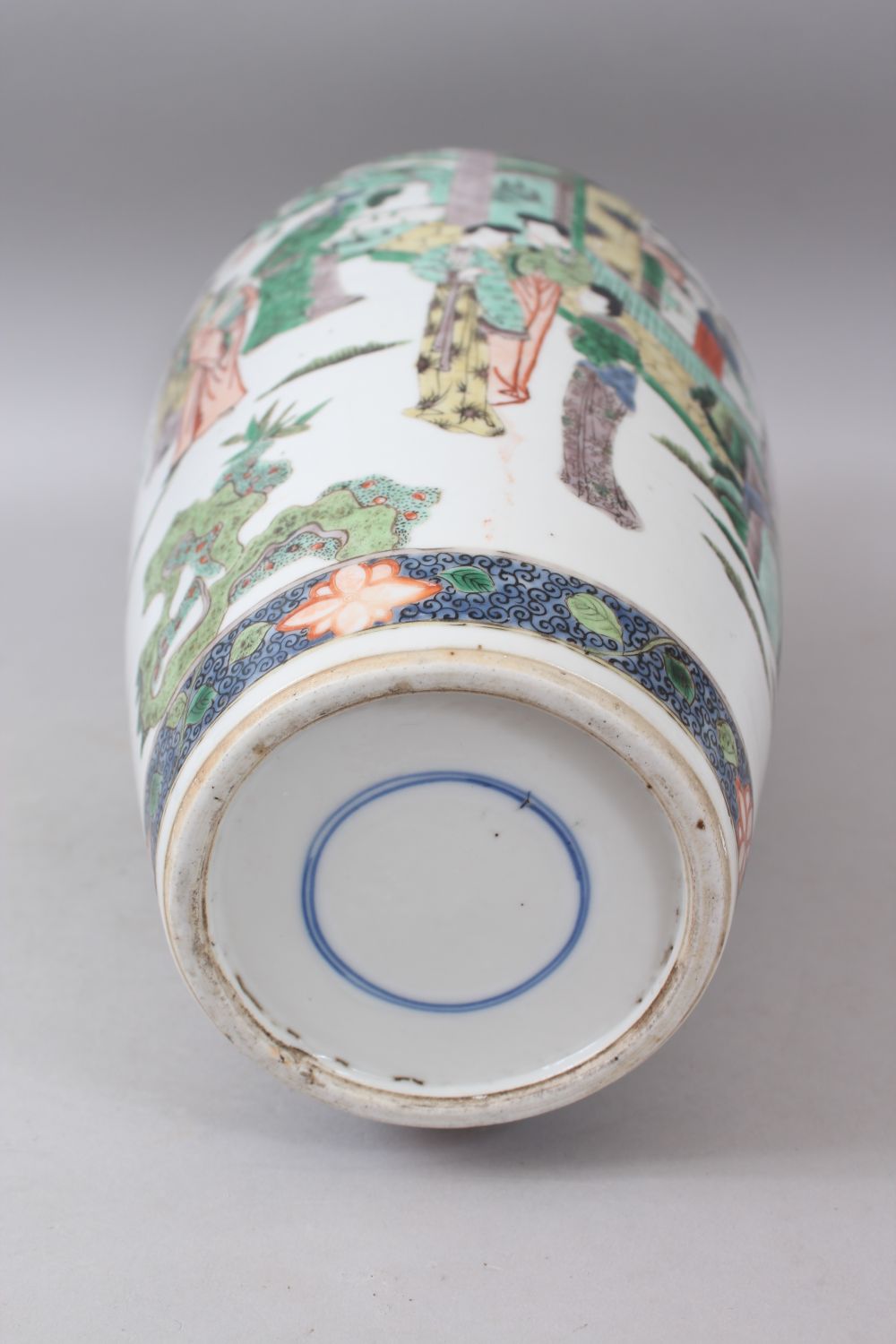 A LARGE CHINESE KANGXI PERIOD FAMILLE VERTE VASE Circa 1700, painted with various figures, trees - Image 9 of 10