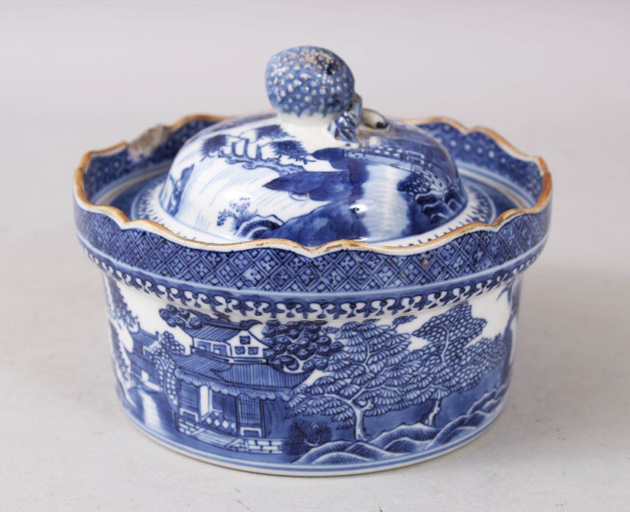 A CHINESE BLUE AND WHITE QIANLONG WILLOW PATTERN CIRCULAR BOWL AND COVER, 15cm diameter.