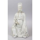 A GOOD EARLY 20TH CENTURY BLANC DE CHINE PORCELAIN FIGURE OF AN OFFICIAL, posed in a seated position