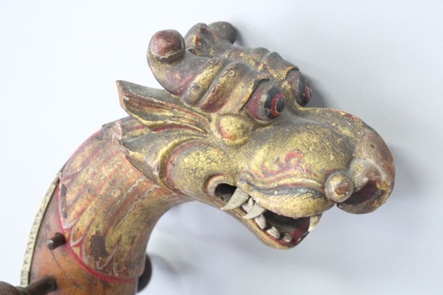 A LARGE 17TH CENTURY SOUTH INDIAN SITAR with carved dragon handle, 120cm long. - Image 3 of 5