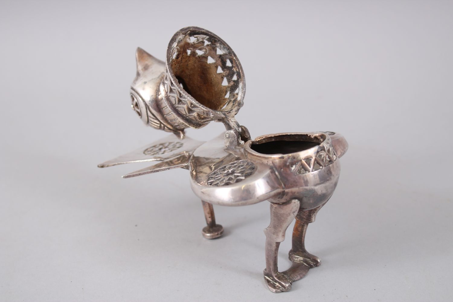 A 19TH CENTURY INDIAN SOLID SILVER BIRD SHAPED INCENSE BURNER with hinged head, 15cm high x 14cm - Image 3 of 3