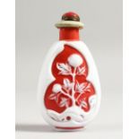 A SUPERB CHINESE RED AND WHITE CAMEO GLASS SNUFF BOTTLE.
