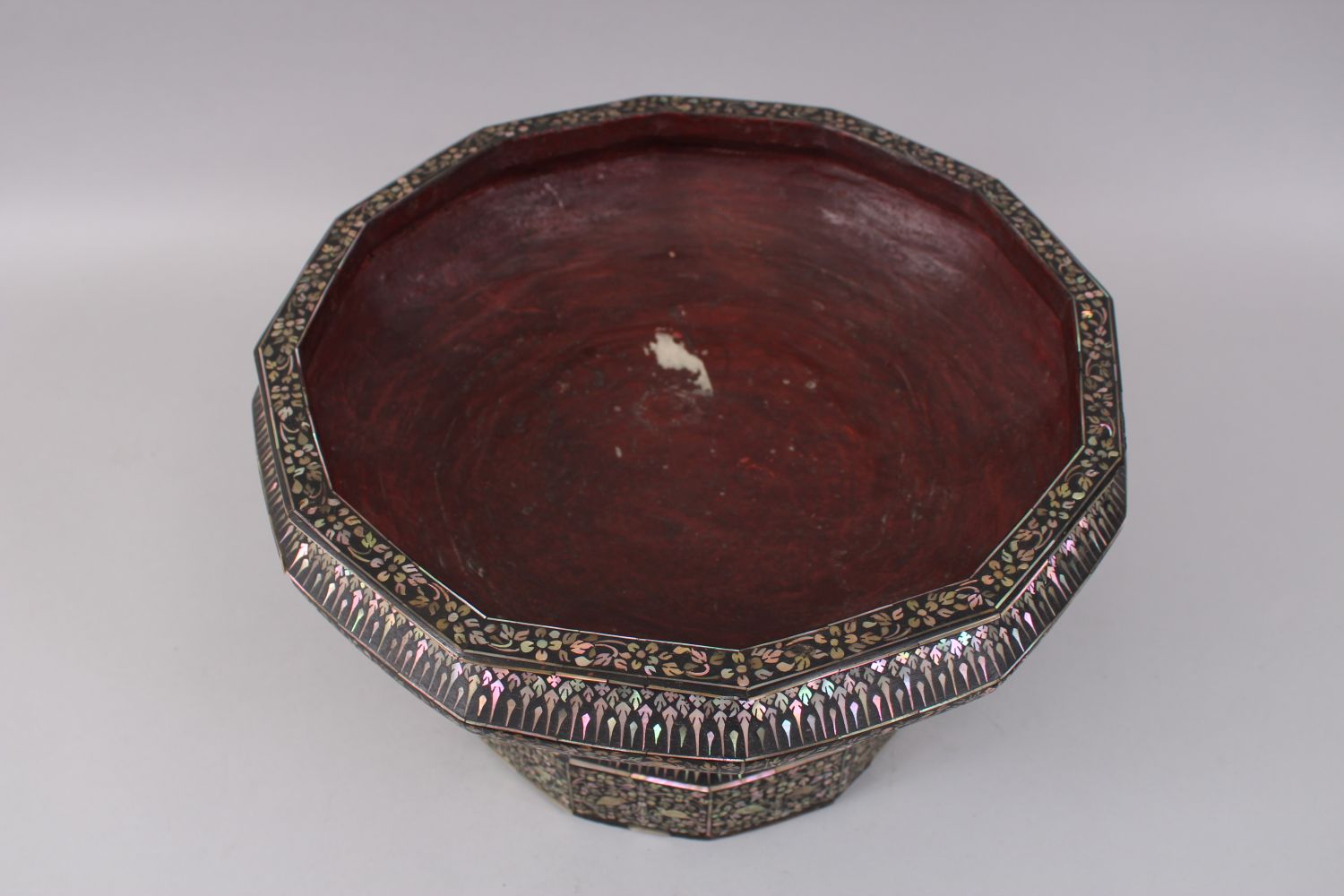 A LARGE 19TH CENTURY THAI MOTHER OF PEARL INLAID LACQUERED TWELVE SIDED PEDESTAL BOWL, 36cm diameter - Image 3 of 7