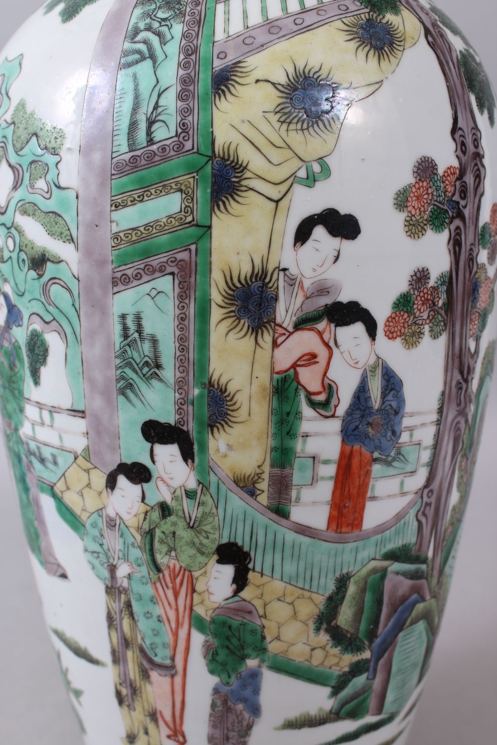 A LARGE CHINESE KANGXI PERIOD FAMILLE VERTE VASE Circa 1700, painted with various figures, trees - Image 5 of 10