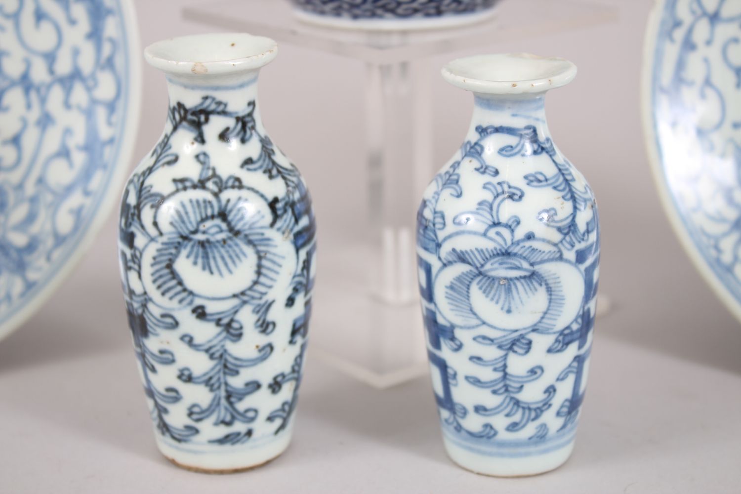 A MIXED LOT OF 19TH CENTURY CHINESE BLUE & WHITE PORCELAIN PLATES / VASES / BOX & COVER, - Image 3 of 9