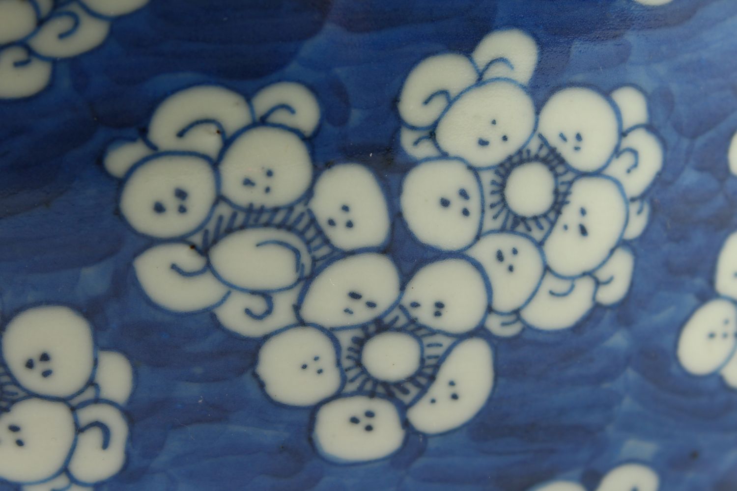 A LARGE 19TH CENTURY CHINESE BLUE & WHITE PRUNUS BOWL, 27.5cm diameter x 11.4cm high. - Image 5 of 9