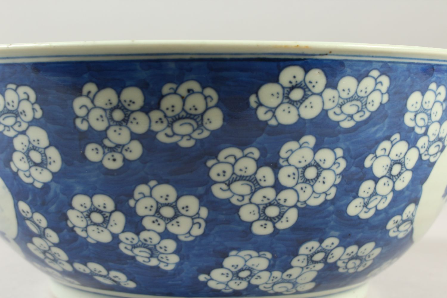 A LARGE 19TH CENTURY CHINESE BLUE & WHITE PRUNUS BOWL, 27.5cm diameter x 11.4cm high. - Image 4 of 9