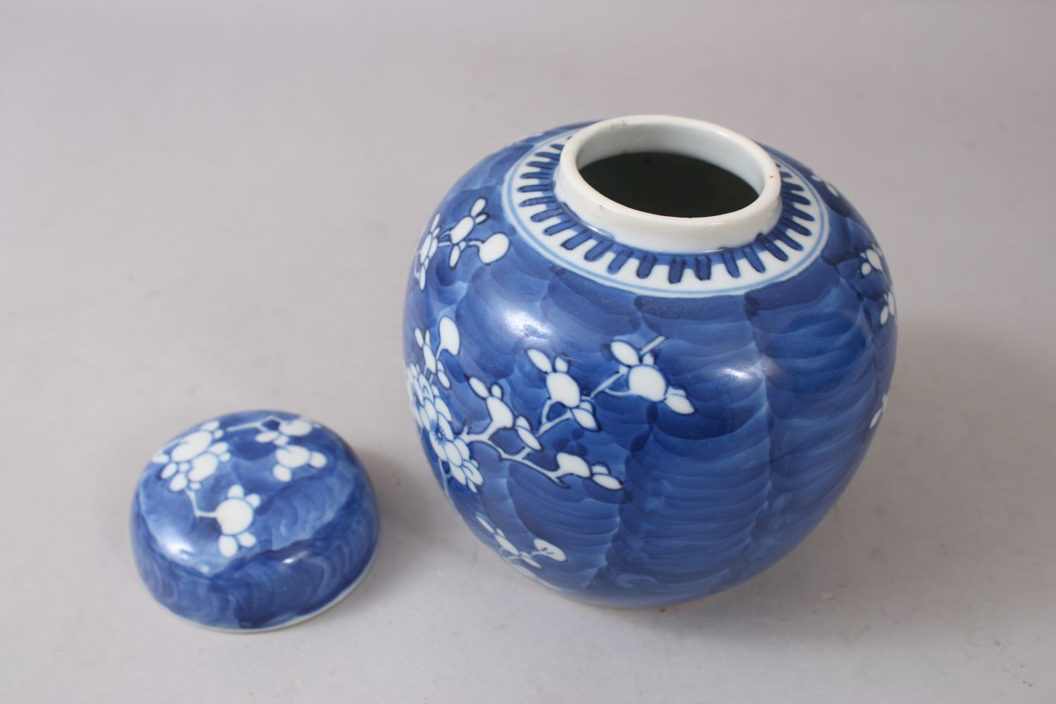 A SMALL 19TH CENTURY CHINESE BLUE AND WHITE PRUNUS PATTERN GINGER JAR AND COVER, 14cm high. - Image 5 of 6