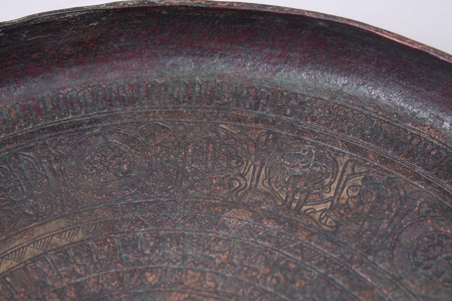 A RARE 12TH-13TH CENTURY PERSIAN SELJUK ENGRAVED CIRCULAR BRONZE DISH, 29cm diameter x 3.5cm deep. - Image 3 of 6