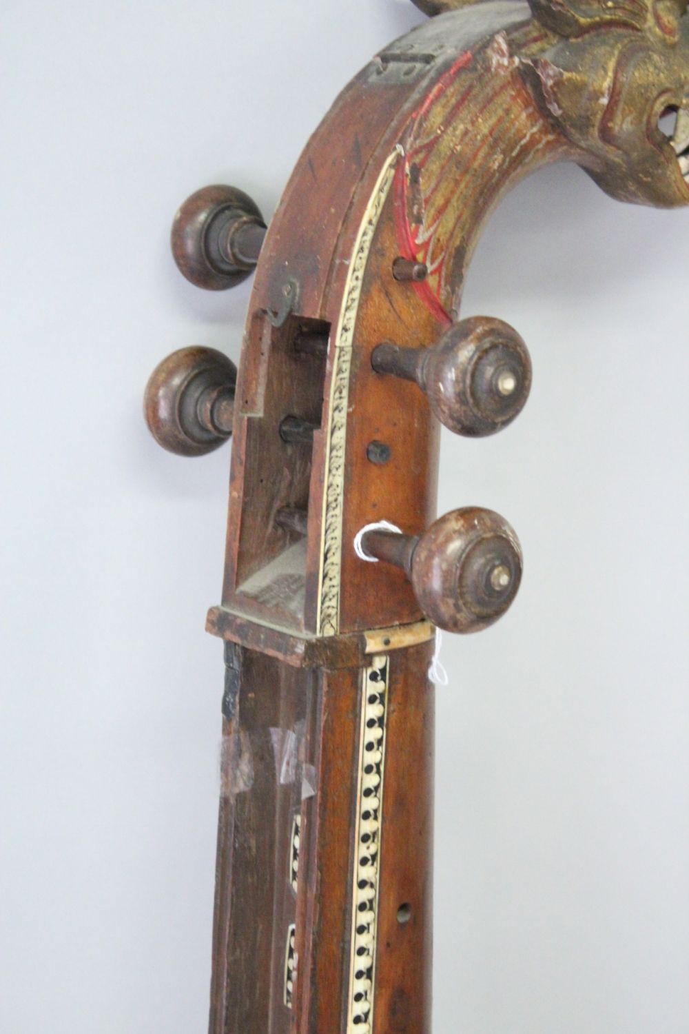 A LARGE 17TH CENTURY SOUTH INDIAN SITAR with carved dragon handle, 120cm long. - Image 4 of 5