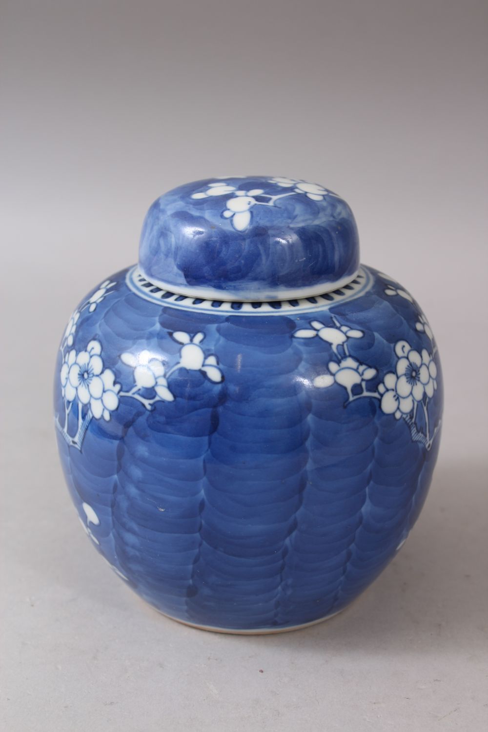 A SMALL 19TH CENTURY CHINESE BLUE AND WHITE PRUNUS PATTERN GINGER JAR AND COVER, 14cm high. - Image 2 of 6