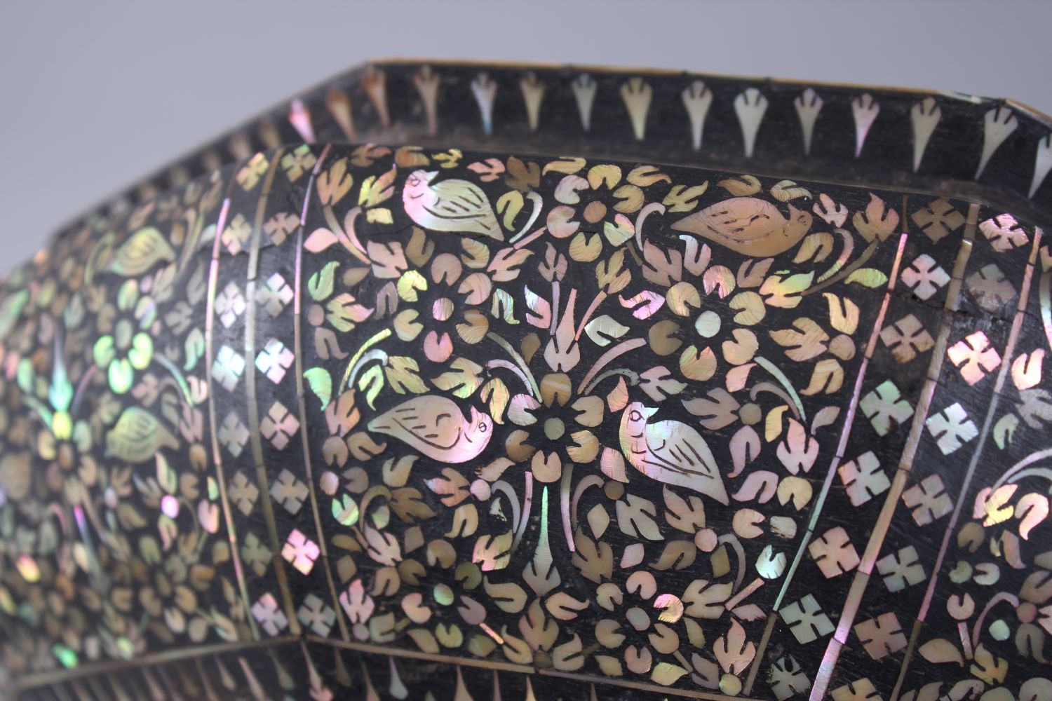 A LARGE 19TH CENTURY THAI MOTHER OF PEARL INLAID LACQUERED TWELVE SIDED PEDESTAL BOWL, 36cm diameter - Image 6 of 7