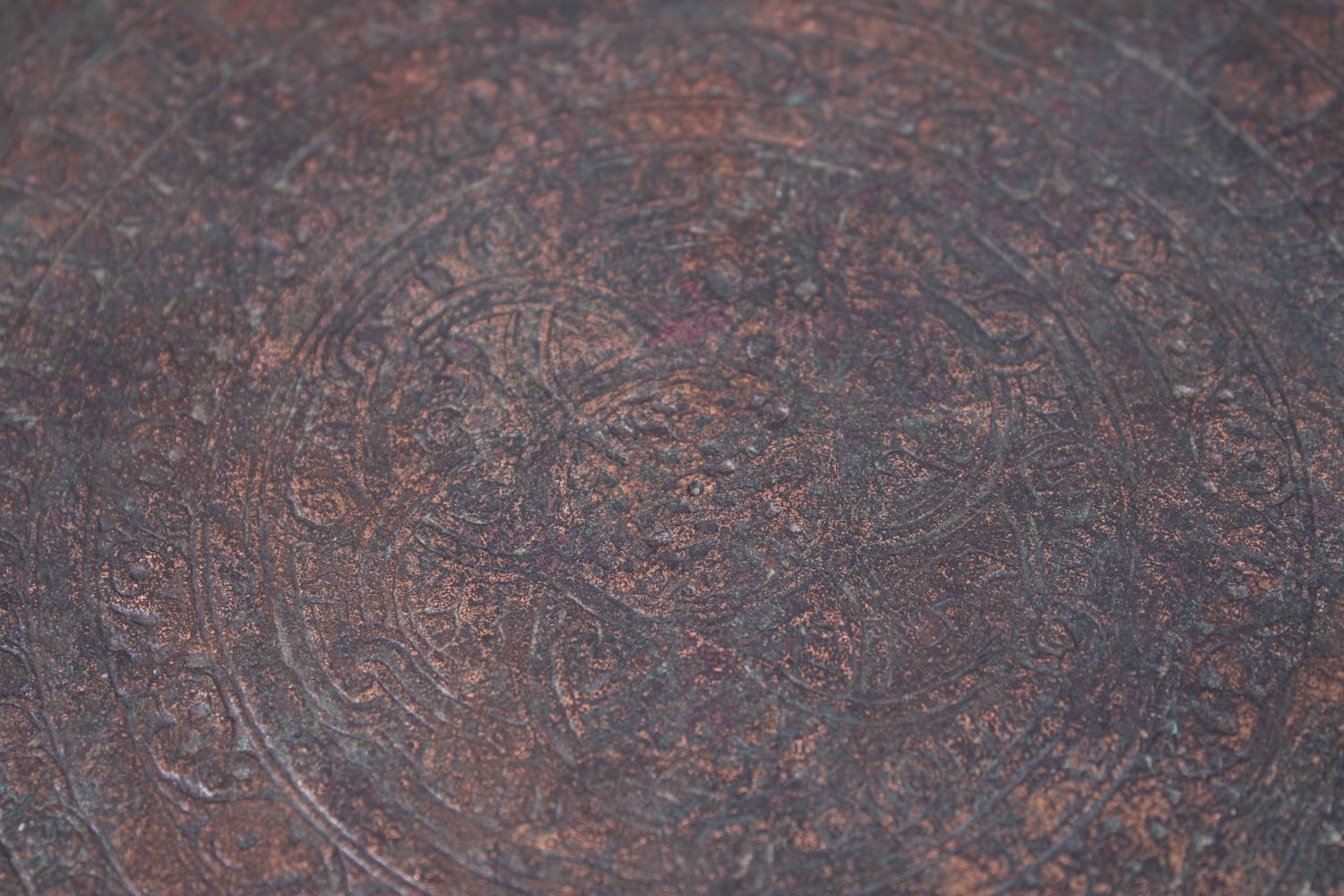 A RARE 12TH-13TH CENTURY PERSIAN SELJUK ENGRAVED CIRCULAR BRONZE DISH, 29cm diameter x 3.5cm deep. - Image 2 of 6