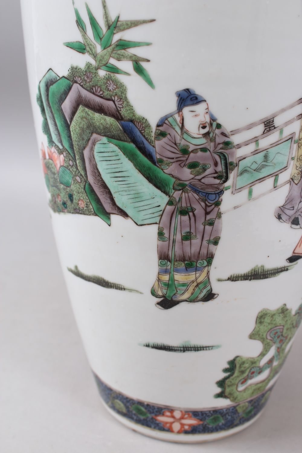 A LARGE CHINESE KANGXI PERIOD FAMILLE VERTE VASE Circa 1700, painted with various figures, trees - Image 7 of 10