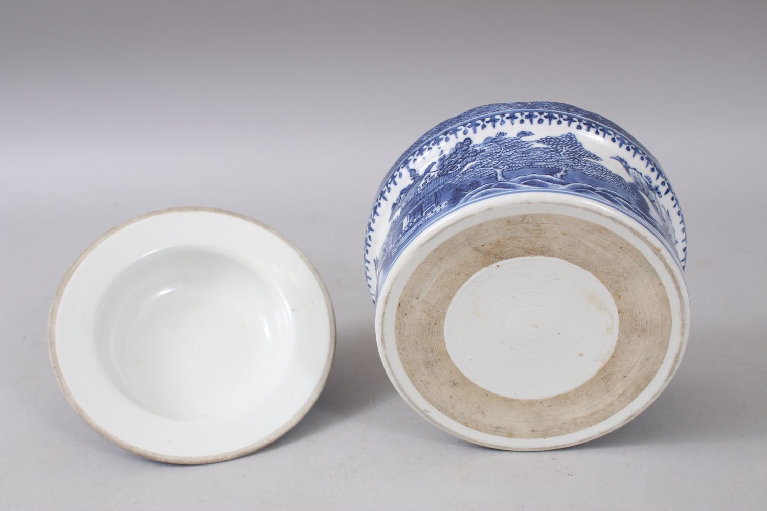 A CHINESE BLUE AND WHITE QIANLONG WILLOW PATTERN CIRCULAR BOWL AND COVER, 15cm diameter. - Image 6 of 6