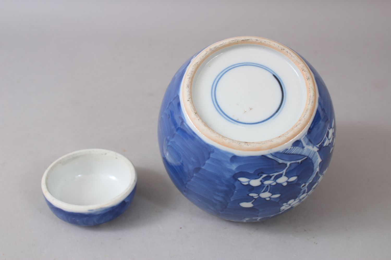 A SMALL 19TH CENTURY CHINESE BLUE AND WHITE PRUNUS PATTERN GINGER JAR AND COVER, 14cm high. - Image 6 of 6