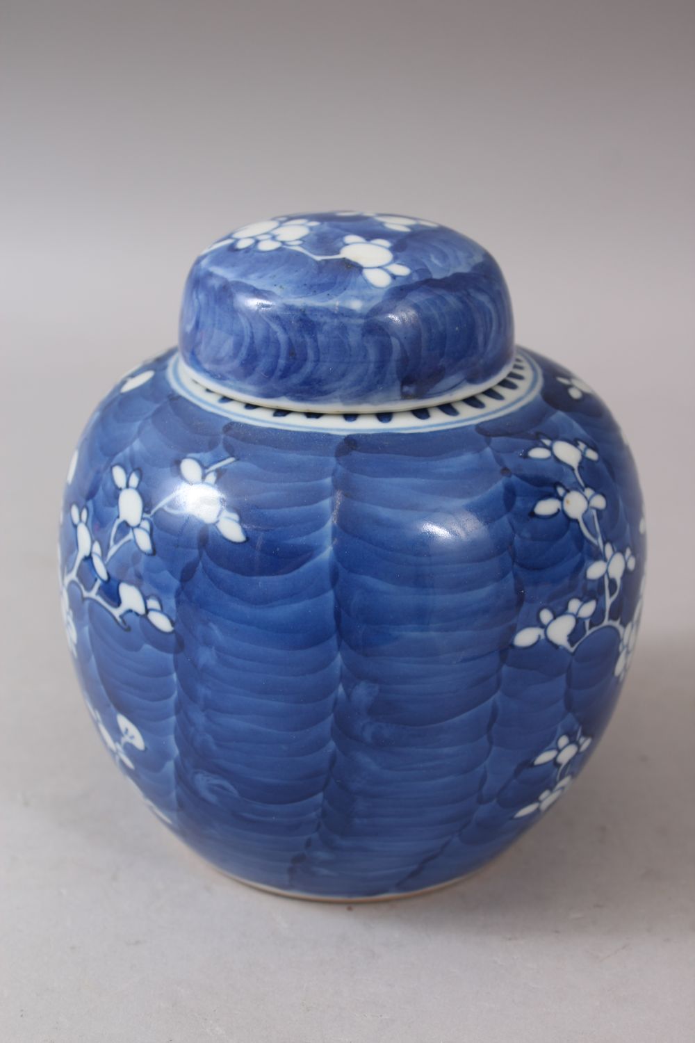 A SMALL 19TH CENTURY CHINESE BLUE AND WHITE PRUNUS PATTERN GINGER JAR AND COVER, 14cm high. - Image 4 of 6
