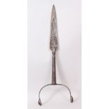 A 17TH CENTURY SOUTH INDIAN STEEL SPEAR HEAD.