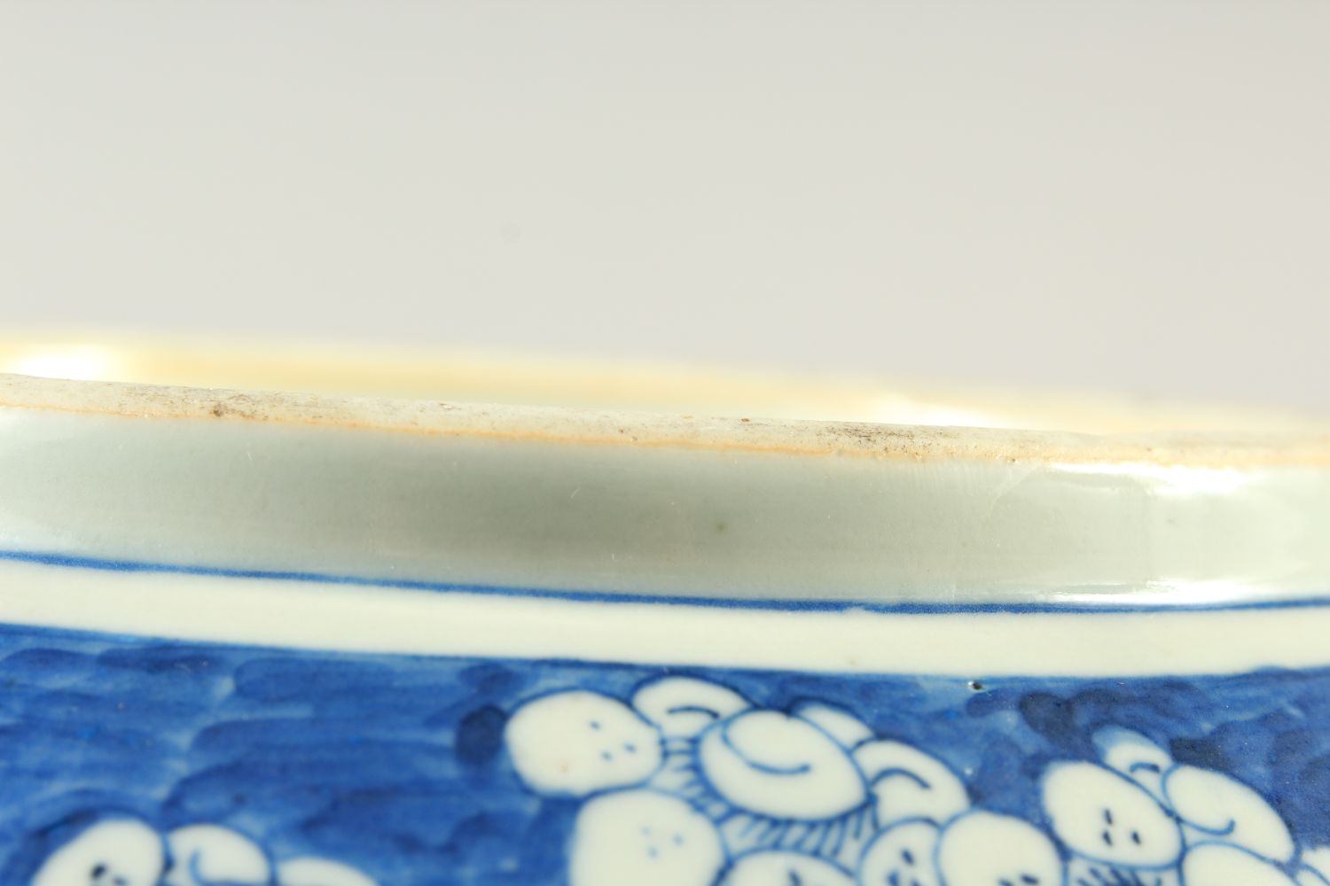 A LARGE 19TH CENTURY CHINESE BLUE & WHITE PRUNUS BOWL, 27.5cm diameter x 11.4cm high. - Image 9 of 9