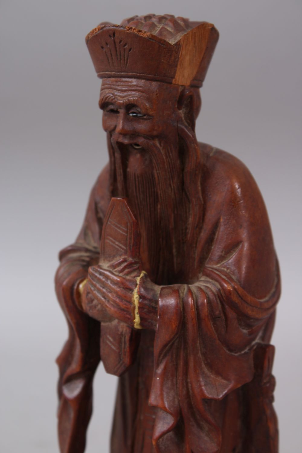 A GOOD 19TH / 20TH CENTURY CHINESE CARVED HARDWOOD FIGURE OF AN OFFICIAL, 25cm high - Image 2 of 5