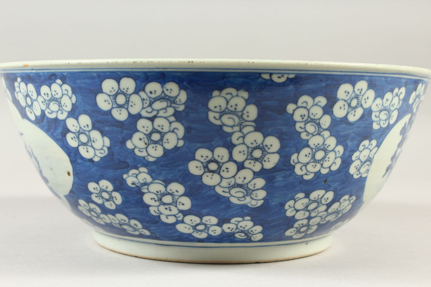 A LARGE 19TH CENTURY CHINESE BLUE & WHITE PRUNUS BOWL, 27.5cm diameter x 11.4cm high. - Image 2 of 9