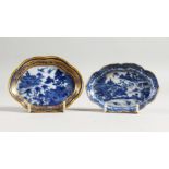 TWO SMALL 19TH CENTURY CHINESE WILLOW PATTERN SHAPED SPOON TRAYS. 4.75ins .