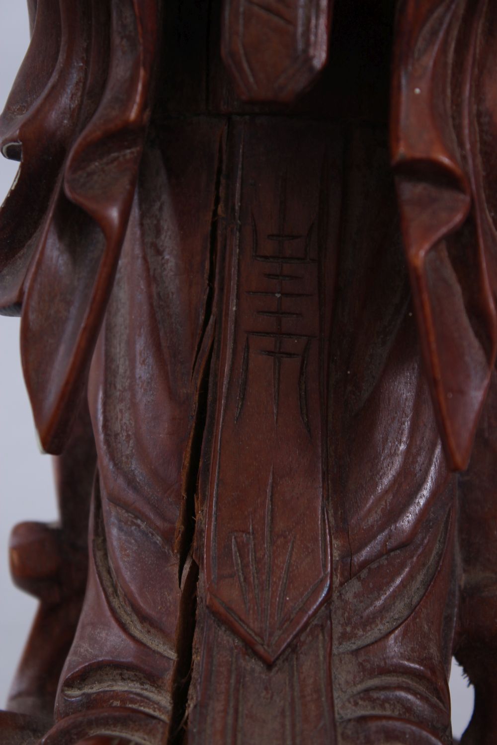 A GOOD 19TH / 20TH CENTURY CHINESE CARVED HARDWOOD FIGURE OF AN OFFICIAL, 25cm high - Image 5 of 5