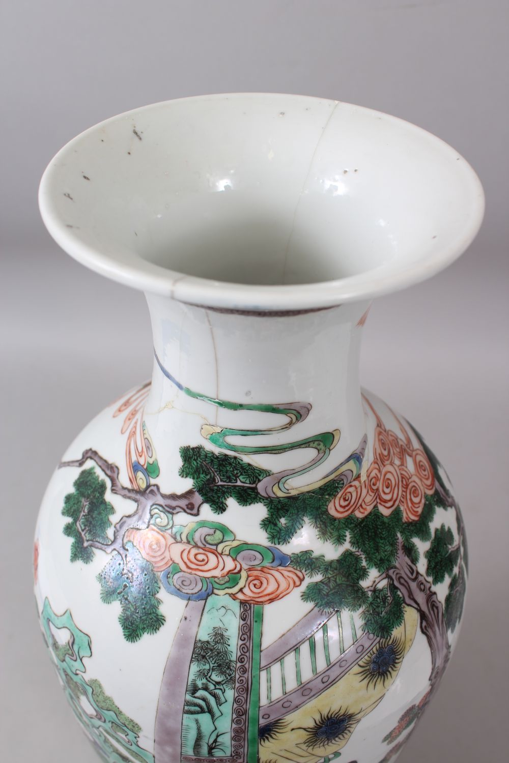 A LARGE CHINESE KANGXI PERIOD FAMILLE VERTE VASE Circa 1700, painted with various figures, trees - Image 8 of 10