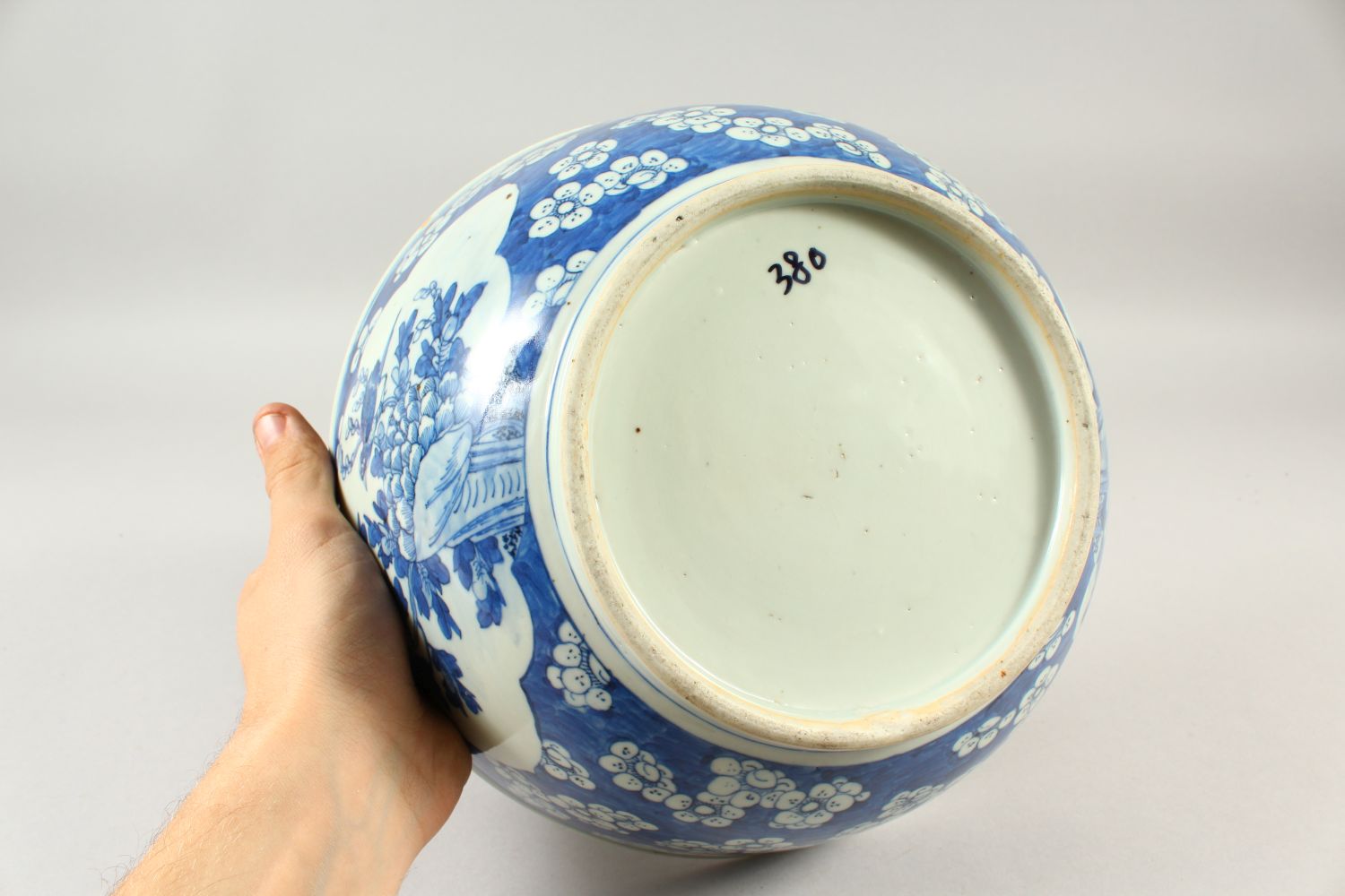 A LARGE 19TH CENTURY CHINESE BLUE & WHITE PRUNUS BOWL, 27.5cm diameter x 11.4cm high. - Image 8 of 9