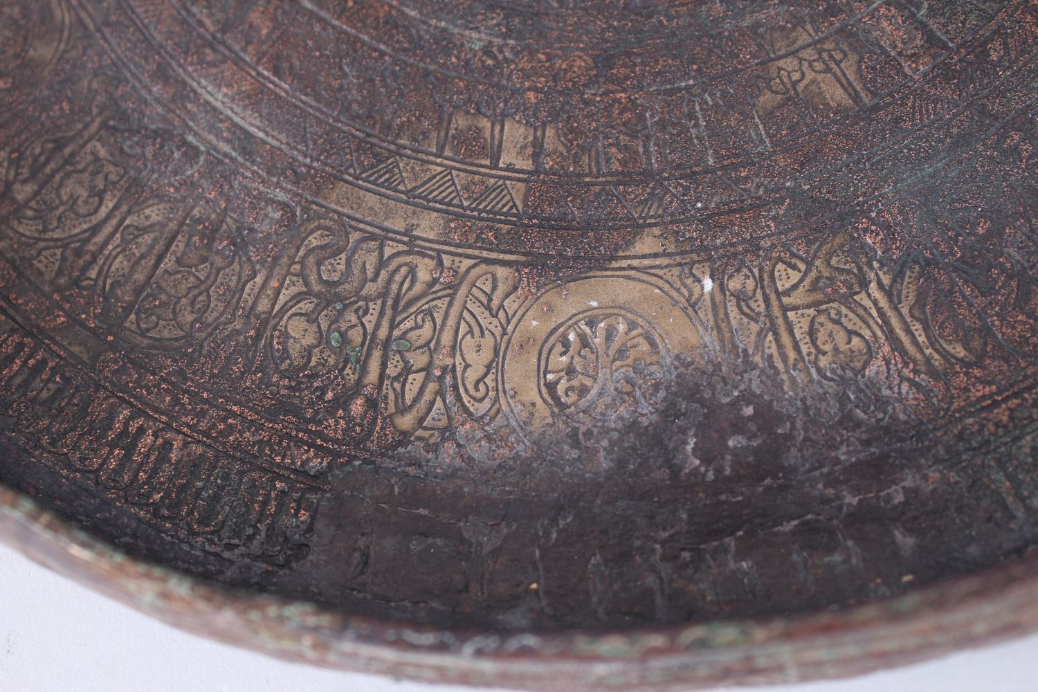 A RARE 12TH-13TH CENTURY PERSIAN SELJUK ENGRAVED CIRCULAR BRONZE DISH, 29cm diameter x 3.5cm deep. - Image 4 of 6