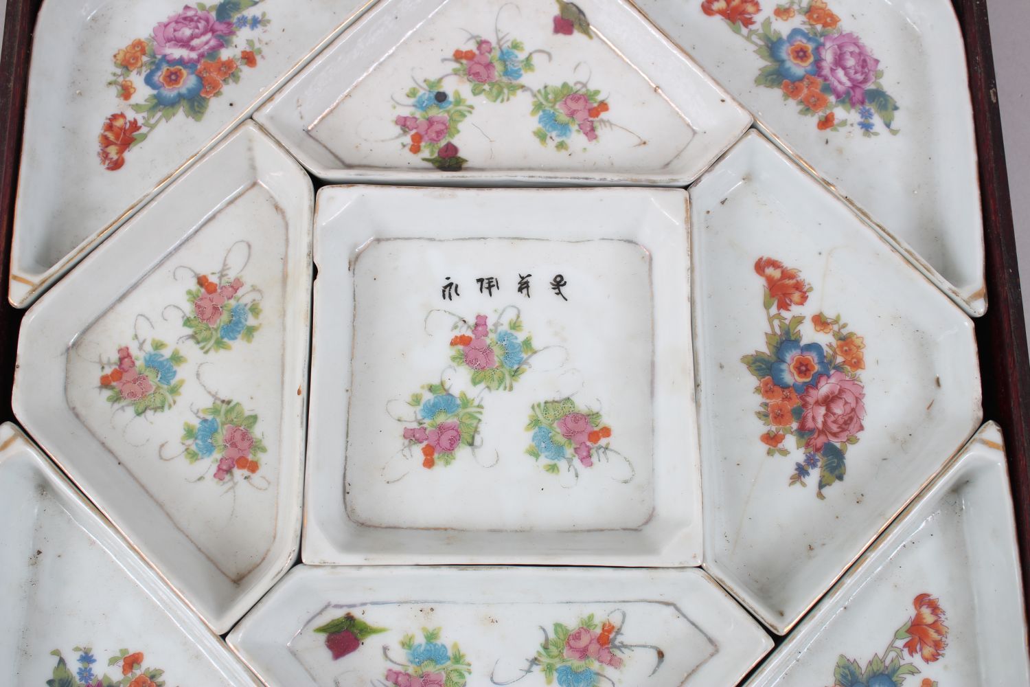 A GOOD 19TH / 20TH CENTURY CHINESE CANTON FAMILLE ROSE SUPPER SET, sat within original hardwood - Image 2 of 3